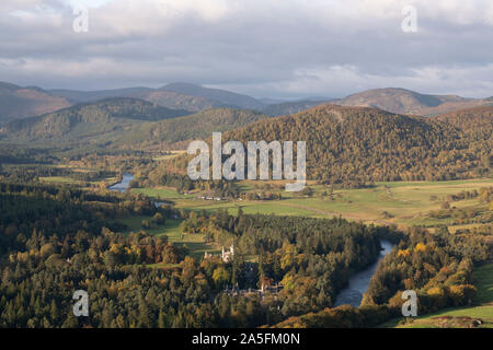 Balmoral Castle auf einem sonnigen Herbst Morgen mit Blick auf die Dee Tal in Richtung der Grampian Mountains Stockfoto