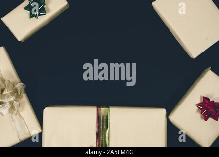 Oben Aufnahme von Geschenken auf einer schwarzen Oberfläche ideal für Schreiben eines Textes oder Hintergrunds Stockfoto
