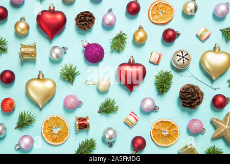 Neues Jahr und Weihnachten Ornamente auf blauem Hintergrund Stockfoto