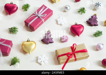 Neues Jahr und Weihnachten Ornamente auf weißem Hintergrund Stockfoto