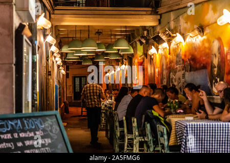 Die Menschen essen & Geselligkeit im Freien an einem warmen Sommerabend in der Pizza Passion Restaurant direkt an der Einkaufsstraße Korzo Rijeka, Kroatien Stockfoto