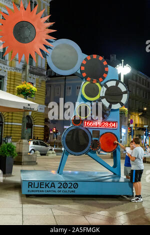 Eine 5 Meter hohe Interaktive countdown Skulptur in Jadranski Trg Platz Countdown zum Start von Rijeka Kulturhauptstadt 2020 Kultur, Kroatien. Stockfoto