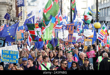 London, Großbritannien. 19. Okt 2019. Hunderttausende Menschen demonstrieren auf dem Weg zum Parlament in einer Abstimmung - Letzte Wort "März. Das House of Commons sitzt, zum ersten Mal in der 37 Yards, an einem Samstag die Neue Brexit Angebot zu diskutieren. Die Abstimmung März, London, Großbritannien, am 19. Oktober 2019. Credit: Paul Marriott/Alamy leben Nachrichten Stockfoto