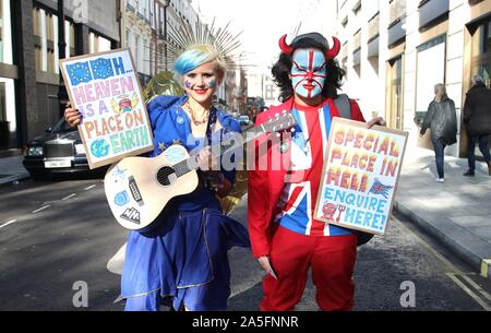 London, Großbritannien. 19. Okt 2019. Eine Dame, die als "EU Supergirl" und ihr Freund Union Jack Teufel, waren Teil der Hunderttausende Menschen demonstrieren auf dem Weg zum Parlament in einer Abstimmung - Letzte Wort "März. Das House of Commons sitzt, zum ersten Mal in der 37 Yards, an einem Samstag die Neue Brexit Angebot zu diskutieren. Volkes Stimme - abschließende Sagen März, London, Großbritannien, am 19. Oktober 2019. Credit: Paul Marriott/Alamy leben Nachrichten Stockfoto