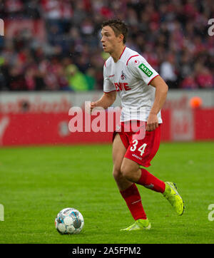 Köln, Deutschland, 20.10.2019, Bundesliga Spieltag 8, 1. FC Köln - SC Paderborn: Noah Katterbach (Koeln) steuert die Kugel. DFL BESTIMMUNGEN VERBIETEN DIE VERWENDUNG VON Fotografien als BILDSEQUENZEN UND/ODER QUASI-Video Quelle: Juergen Schwarz/Alamy leben Nachrichten Stockfoto