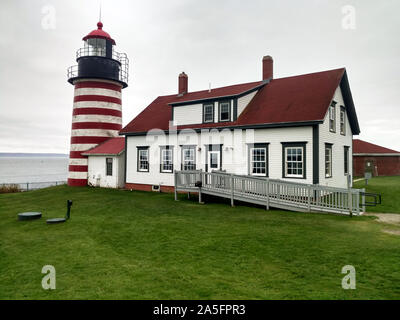 Dieses Bild des West Quoddy Head Lighthouse in Lubec, Maine, Termine bis Oktober 2019. 1808, West Quoddy Head Light wurde der östlichste Leuchtturm in den Vereinigten Staaten. Im Jahre 1858, die roten und weißen Turm ersetzt das Original. Von der US Coast Guard gehalten, sein Licht leuchtet immer noch durch seine ursprüngliche dritter Ordnung Fresnel Linse. Das Licht wurde 1988 automatisiert. Stockfoto