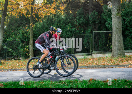 Polen, Sobotka - 19. Oktober 2019: Zwei Männer konkurrieren in Mountain Bike Racing Stockfoto