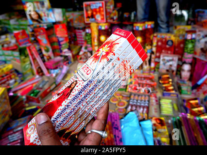 Champahati, Indien. Okt, 2019 20. Böller auf Anzeige von einem Händler gesehen an einem Fire Works Markt an Champahati ca. 30 Km von der Hauptstadt Kalkutta. Firecracker ist einer der wichtigsten Artikel ausverkauft, für kommende Diwali Festival. Deepavali oder dipavali ist ein vier-fünf ganztägigen Festival der Lichter, die von Hindus, Jains, Sikhs und Buddhisten in jedem Herbst gefeiert wird. Champahati ist das größte Feuerwerk Markt in West Bengal, Indien, von wo aus Millionen von Feuerwerk über ganz Indien für Feier geliefert bekommen. Der Markt produziert Umsatz (Rs in Millionen), 425 Mio./Ja Stockfoto