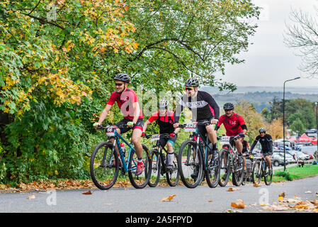 Polen, Sobotka - 19. Oktober 2019: Gruppe von mens konkurrieren in Mountain Bike Racing Stockfoto