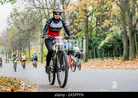 Polen, Sobotka - 19. Oktober 2019: Das Mädchen mit dem Mountain Bike Racing beteiligt Stockfoto