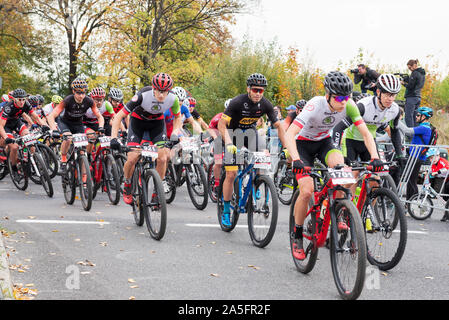 Polen, Sobotka - 19. Oktober 2019: Athleten auf Fahrrädern begann ein Radrennen Stockfoto