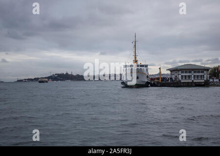 In Istanbul, Fähren verkehren auf dem Bosporus. Traditionelle alte Dampfer. Cloud Wetter im Hintergrund. Stockfoto