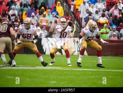 San Francisco 49ers quarterback Jimmy Garoppolo (10) nimmt den Snap aus San Francisco 49ers Zentrum Weston Richburg (58) im ersten Quartal Maßnahmen gegen die Washington Redskins an FedEx Field in Landover, Maryland am Sonntag, 20. Oktober 2018. Auch dargestellt ist: San Francisco 49ers offensive Guard Mike Person (68). Die 49ers gewann das Spiel 9 - 0. Credit: Ron Sachs/CNP | Verwendung weltweit Stockfoto
