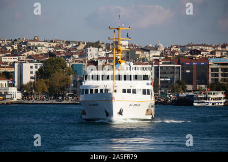 In Istanbul, Fähren verkehren auf dem Bosporus. Traditionelle alte Dampfer. Cloud Wetter in den Hintergrund und der anatolischen Seite. Stockfoto