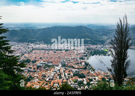 Panoramablick auf die Altstadt von Como, Italien. Comer see, Italien. Fantastischer Blick auf die Altstadt von Como. Luftaufnahme der Stadt Como und seine Kathedrale Stockfoto