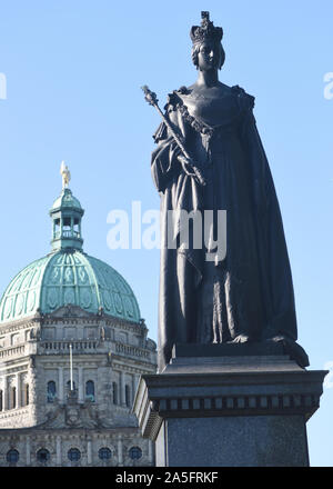 Bronzestatue der Königin Victoria vor den Parlamentsgebäuden von British Columbia. Die Skulptur stammt von Albert Bruce-Joy und wurde 1921 enthüllt. Stockfoto