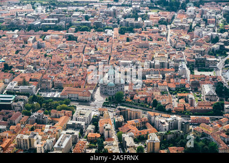 Panoramablick auf die Altstadt von Como, Italien. Comer see, Italien. Fantastischer Blick auf die Altstadt von Como. Luftaufnahme der Stadt Como und seine Kathedrale Stockfoto