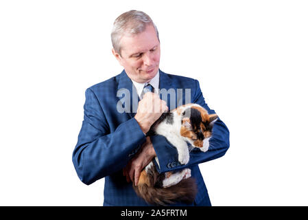 Ein älterer Mann im Anzug mit einem dreifarbige Katze. Auf einem weißen Hintergrund. Stockfoto