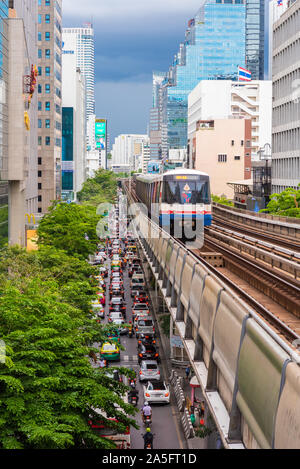 Bangkok, Thailand - 25. Juni 2019: BTS-Zug Station Sala Daeng über Straße Verkehr auf der Silom Road. Eine vertikale Version. Stockfoto