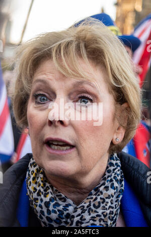 MP Anna Soubry außerhalb der Häuser des Parlaments, Palast von Westminster, London, Großbritannien für die letwin Änderungsantrag Samstag sitzen während Brexit Debatte Stockfoto