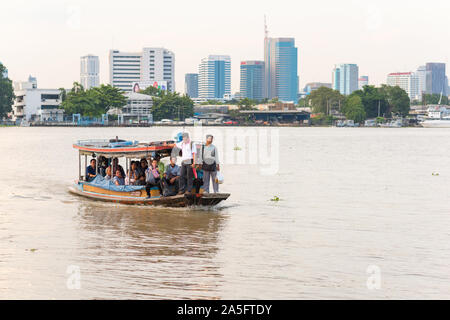 Bangkok, Thailand - 25. September 2018: Pendler den Chao Phraya River überqueren Sie mit der Fähre von Khlong Toei Bang Krachao. Stockfoto