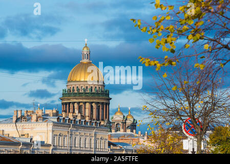 Sankt Petersburg (Russland): St. Isaaks Kathedrale und Bäume im Herbst. Stockfoto