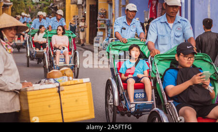 Hoi An, Vietnam - Oktober 28, 2018: Ein junger asiatischer traveler Fahrten in einem Zyklus Rikscha in die Altstadt von Hoi An. Stockfoto