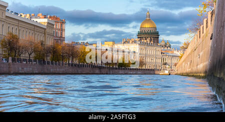 Sankt Petersburg, Russland: St. Isaaks Kathedrale und den Fluss Moyka im Herbst. Stockfoto