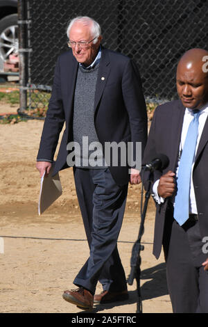 Demokratische Präsidentschaftskandidaten, Vermont Senator Bernie Sanders kommt an einem Bernie zurück Rallye in Queensbridge Park. Stockfoto