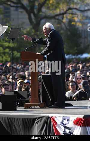 Demokratische Präsidentschaftskandidaten, Vermont Senator Bernie Sanders spricht während eines Bernie zurück Rally an den Queensbridge Park. Stockfoto