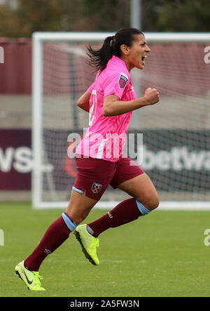 Dagenham, UK. Okt, 2019 20. DAGENHAM, ENGLAND - 20. Oktober: Kenza Dali West Ham United ihr Ziel Feiern während der Continental Cup zwischen West Ham United Frauen und Tottenham Hotspur an Rush Green Stadion am 20. Oktober 2019 in Dagenham, England Credit: Aktion Foto Sport/Alamy leben Nachrichten Stockfoto