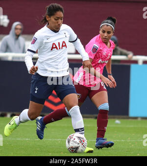 Dagenham, UK. Okt, 2019 20. DAGENHAM, ENGLAND - 20. Oktober: Lucia Leon von Tottenham Hotspur Damen den Ball zurück, während Continental Cup zwischen West Ham United Frauen und Tottenham Hotspur an Rush Green Stadion am 20. Oktober 2019 in Dagenham, England Credit: Aktion Foto Sport/Alamy leben Nachrichten Stockfoto