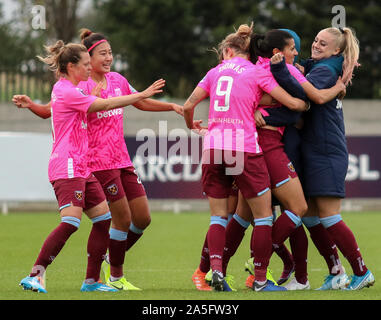 Dagenham, UK. Okt, 2019 20. DAGENHAM, ENGLAND - 20. Oktober: Die West Ham Team über die Feiern der dramatischen last minute Ziel läuft während Continental Cup zwischen West Ham United Frauen und Tottenham Hotspur an Rush Green Stadion am 20. Oktober 2019 in Dagenham, England Credit: Aktion Foto Sport/Alamy leben Nachrichten Stockfoto