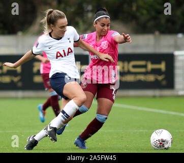 Dagenham, UK. Okt, 2019 20. DAGENHAM, ENGLAND - 20. Oktober: Jacynta Galabadaarachchi von West Ham United WFC bestreitet die Kugel mit einem spurs Spieler während Continental Cup zwischen West Ham United Frauen und Tottenham Hotspur an Rush Green Stadion am 20. Oktober 2019 in Dagenham, England Credit: Aktion Foto Sport/Alamy leben Nachrichten Stockfoto