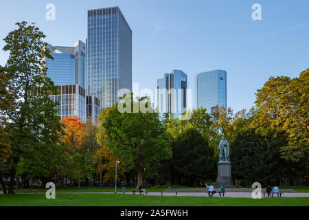 Außenbereich sonnige Aussicht am Grünen schattigen Park in der Innenstadt mit Hintergrund der modernen Glasfassade Türme von Bank unternehmen. Stockfoto