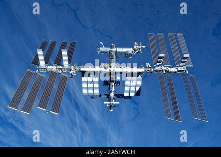 Space Station auf dem Hintergrund der Erde. In erweiterter Form. Elemente dieses Bild wurde von der NASA eingerichtet. Stockfoto