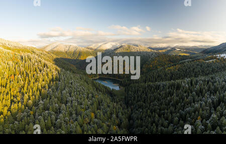 Großen See in der Mitte der Berge im Herbst Stockfoto