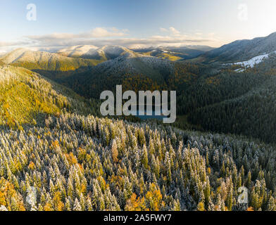 Großen See in der Mitte der Berge im Herbst Stockfoto