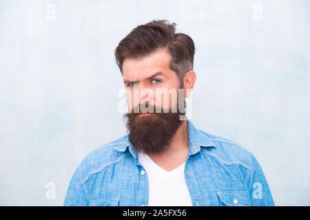 Erhielt zu rasieren. Männliche lässige Mode Stil. Jeansoptik. Reifen Hipster mit Bart. Friseur kümmern. brutale Hipster mit Schnurrbart. emittieren Vertrauen. barbershop Professional. Bärtiger Mann ernsthaft abgestimmt. Stockfoto