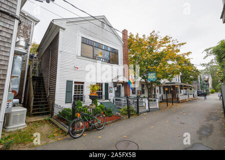 Historische Atlantic House Bar (1798), ein traditionelles Cedar Schindeln verkleidet, historischen Gebäude in der Innenstadt von Provincetown (P-Town), Cape Cod, New England, USA Stockfoto