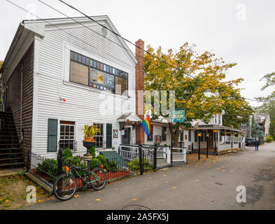 Historische Atlantic House Bar (1798), ein traditionelles Cedar Schindeln verkleidet, historischen Gebäude in der Innenstadt von Provincetown (P-Town), Cape Cod, New England, USA Stockfoto