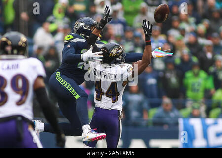 Oktober 20, 2019: (Anmerkung der Redaktion: ALTERNATIVE ERNTEGUT) Seattle Seahawks wide receiver DK Metcalf (14) versuche, einen Pass abzufangen, während durch die Baltimore Ravens cornerback Marlon Humphrey verteidigt (44) Während eines Spiels zwischen den Baltimore Ravens und Seattle Schlittenhunde an CenturyLink Feld in Seattle, WA. Sean Brown/CSM Stockfoto