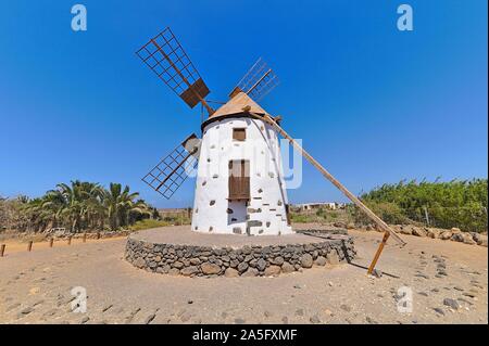 Traditionelle Windmühle auf Fuerteventura mit windmühlenflügel. Stockfoto