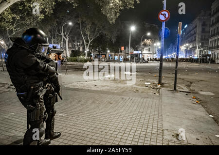 Katalanischen Polizisten stehen Alert während der Demonstration. Sechster Tag des Protestes nach der Bekanntgabe der Sätze durch den Obersten Gerichtshof Spaniens, die der katalanischen Führer und Politiker zu langen Haftstrafen verurteilt. Der Riot Agenten haben wiederholt die Demonstranten um der Central Police Station der Nationalen Polizei in der Via Laietana aufgeladen. Stockfoto