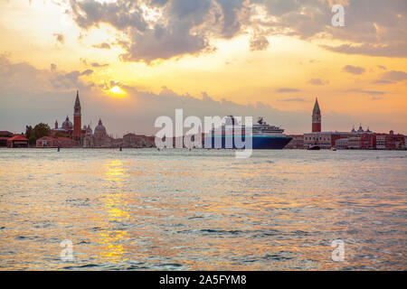 Schönen Sonnenuntergang über der Lagune von Venedig Stockfoto