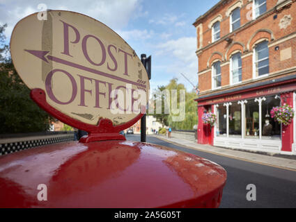 Post Zeichen an der Säule, in Eton, Großbritannien. Stockfoto