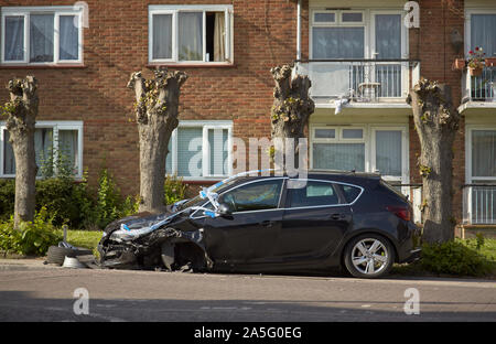 Schwer beschädigtes Fahrzeug nach bei hoher Geschwindigkeit mit einem anderen Auto in North Finchley, London kollidieren. Stockfoto