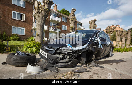 Schwer beschädigtes Fahrzeug nach bei hoher Geschwindigkeit mit einem anderen Auto in North Finchley, London kollidieren. Stockfoto