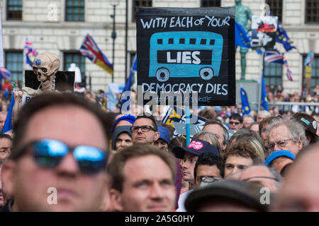 London, Großbritannien. 19. Oktober, 2019. Hunderttausende von Pro-EU-Bürger nehmen an der Gemeinsam für die letzte Instanz, die Abstimmung der Rallye als MPs treffen sich in einem von oben Stockfoto