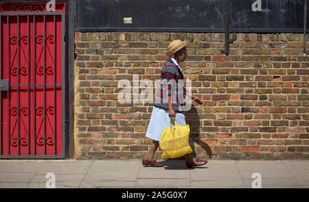 West Indian Lady wandern im Norden von London Stockfoto